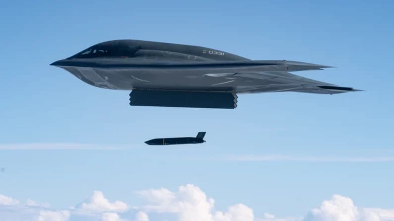 El B-2 Spirit de Estados Unidos exhibe por primera vez un misil antibuque furtivo