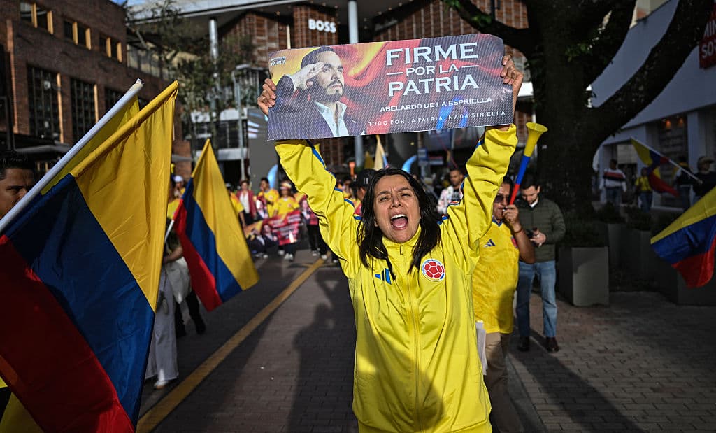 Simpatizantes del candidato presidencial colombiano Abelardo de la Espriella, del movimiento Salvadores de la Patria, durante un mitin en Bogotá el 12 de junio de 2026. (Juan BARRETO / AFP vía Getty Images)