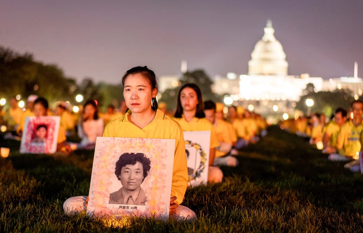 Practicantes de Falun Gong participan en una vigilia con velas en memoria de los practicantes de Falun Gong que fallecieron debido a los 24 años de persecución del Partido Comunista Chino, en el National Mall de Washington el 20 de julio de 2023. (Samira Bouaou/The Epoch Times).