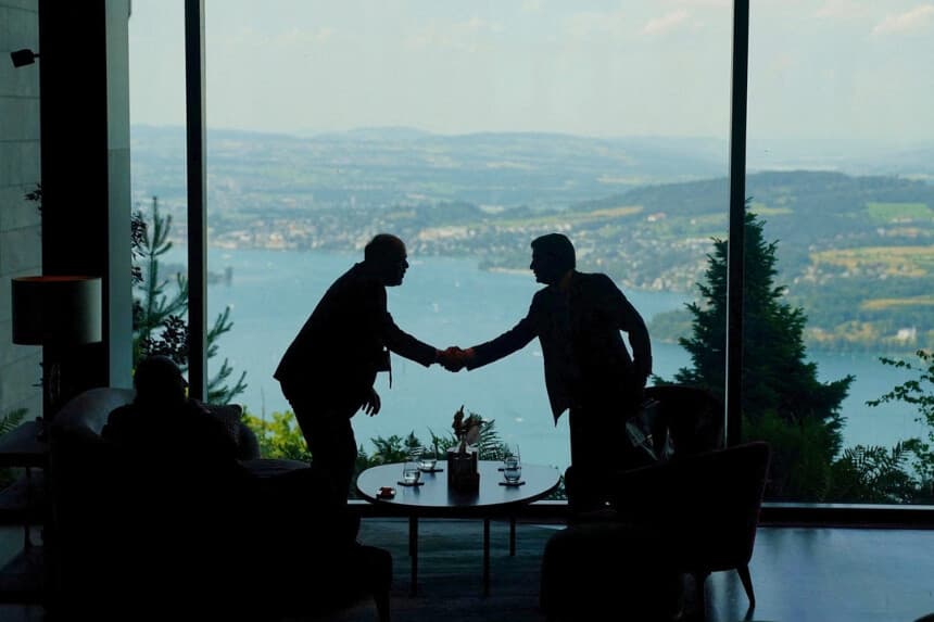 Los miembros del personal de las delegaciones se reúnen en el vestíbulo el día de una reunión cuatripartita entre Estados Unidos, Irán, Pakistán y Catar en el complejo hotelero de lujo Burgenstock, con vista al lago de Lucerna, en Suiza, el 21 de junio de 2026, como parte de las conversaciones destinadas a avanzar hacia un acuerdo para poner fin al conflicto en el Medio Oriente. (Nathan Howard/Pool/AFP vía Getty Images).