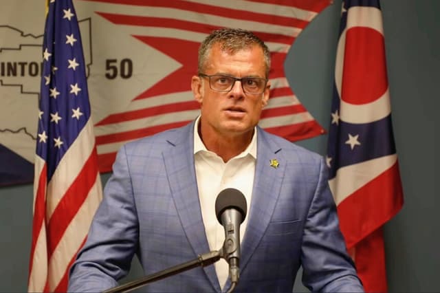 Esta imagen tomada de un vídeo muestra al fiscal general de Ohio, Andy Wilson, durante una rueda de prensa en Ohio el 30 de junio de 2026. (Oficina del Fiscal General de Ohio, Andy Wilson, vía AP).