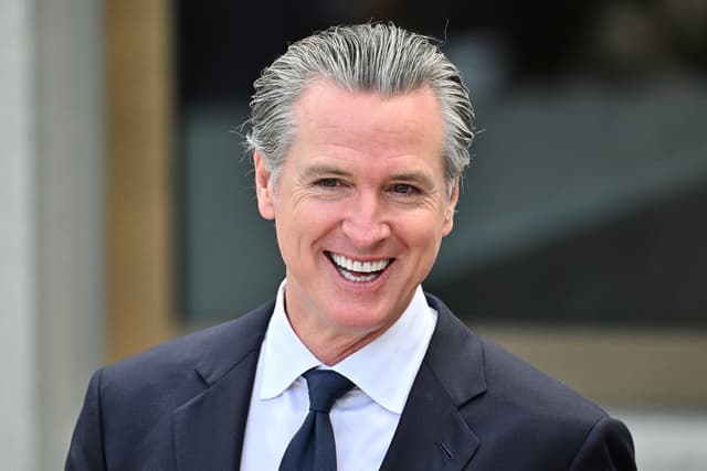 El gobernador de California, Gavin Newsom, llega antes de la ceremonia de inauguración del Centro Presidencial Obama en Chicago el 18 de junio de 2026. (Foto AP/Jon Cherry)