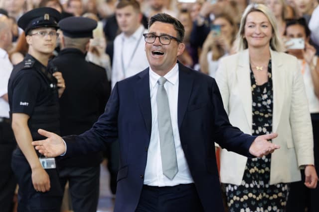 Andy Burnham, diputado laborista por Makerfield, celebra tras su juramento en el Parlamento británico en Londres, Inglaterra, el 22 de junio de 2026. (Dan Kitwood/Getty Images).