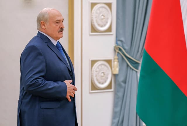 El presidente bielorruso Alexander Lukashenko camina antes de una conferencia de prensa en Minsk, Bielorrusia, el 6 de julio de 2023. (Maxim Shemetov/Reuters).