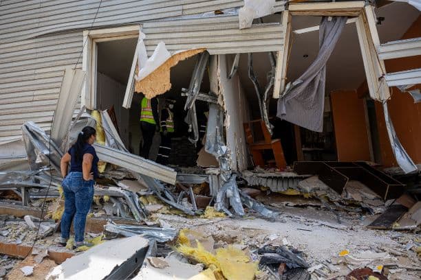 Rescatistas y ciudadanos fueron captados este 30 de junio al continuar con las labores de búsqueda y remoción de escombros en un edificio afectado por los terremotos del pasado 24 de junio, en La Guaira, Venezuela. (EFE/Miguel Gutiérrez)