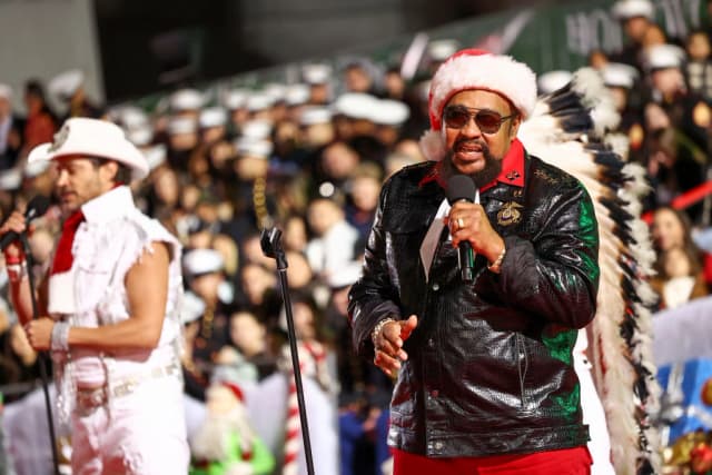 Victor Willis (derecha), de los Village People, se presenta durante el 91.º aniversario del Desfile Navideño de Hollywood, en apoyo a la iniciativa Marine Toys For Tots, en el barrio de Hollywood, en Los Ángeles, el 26 de noviembre de 2023. (Tommaso Boddi/Getty Images para Associated Television International)