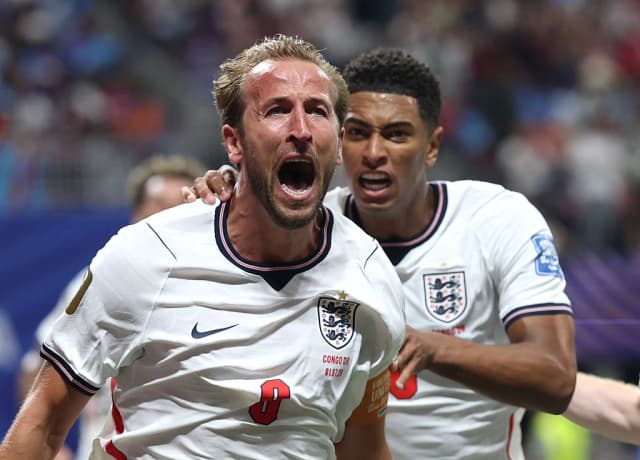 Harry Kane, de Inglaterra, celebra con su compañero Jude Bellingham tras anotar el primer gol de su equipo durante el partido de la ronda de 32 del Mundial de la FIFA 2026 entre Inglaterra y el Congo en el Estadio de Atlanta, en Atlanta, el 1 de julio de 2026. (Richard Pelham/Getty Images)