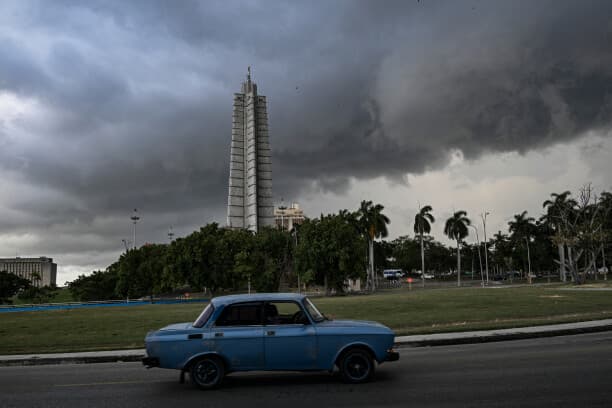 Un auto pasa junto al Monumento a José Martí en la Plaza de la Revolución, en La Habana, el 28 de junio de 2026. (YAMIL LAGE / AFP vía Getty Images)