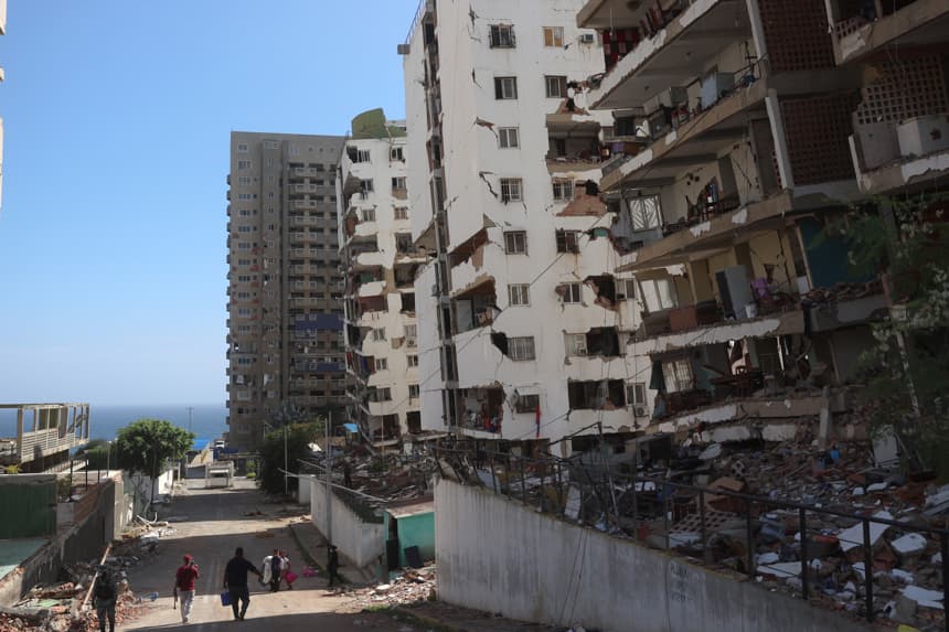 Fotografía que muestra edificios afectados por el doble terremoto de magnitudes 7.2 y 7.5, este miércoles, en La Guaira, Venezuela. (EFE/ Miguel Gutiérrez)