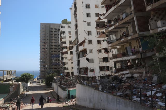 Fotografía que muestra edificios afectados por el doble terremoto de magnitudes 7.2 y 7.5, este miércoles, en La Guaira, Venezuela. (EFE/ Miguel Gutiérrez)