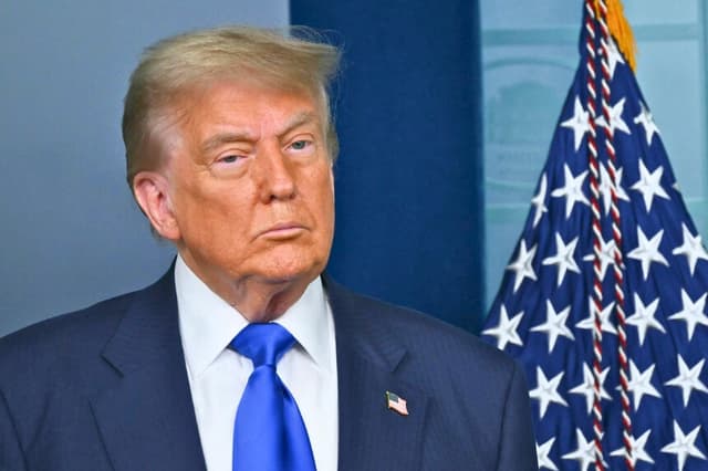 El presidente Donald Trump observa durante una conferencia de prensa en la Sala de Prensa Brady de la Casa Blanca el 27 de junio de 2025. (Andrew Caballero-Reynolds/AFP).
