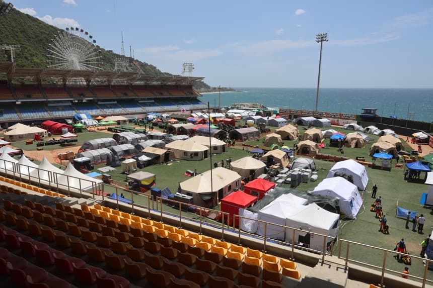 Fotografía que muestra un punto de concentración de entidades internacionales instalado para brindar ayuda a las personas afectadas por el doble terremoto de magnitudes 7.2 y 7.5, este miércoles, en Macuto, La Guaira (EFE/ Miguel Gutiérrez)
