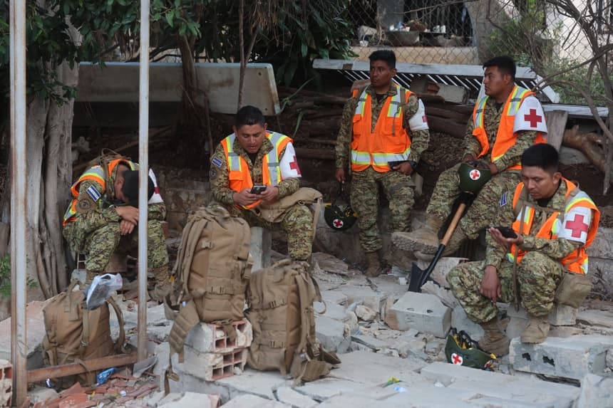 Rescatistas descansan tras la búsqueda de personas desaparecidas por el doble terremoto de magnitudes 7.2 y 7.5, este miércoles, en Catia La Mar, La Guaira (EFE/ Miguel Gutiérrez)