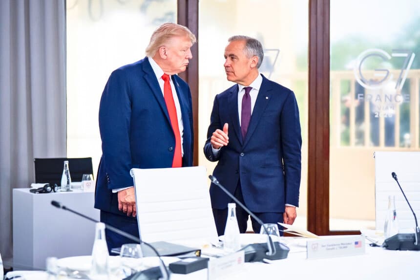 El primer ministro de Canadá, Mark Carney, y el presidente de Estados Unidos, Donald Trump, intervienen en el almuerzo de trabajo del G7, durante la cumbre del G7 celebrada en Evian-les-Bains, Francia, el 16 de junio de 2026. (The Canadian Press/Christopher Katsarov).
