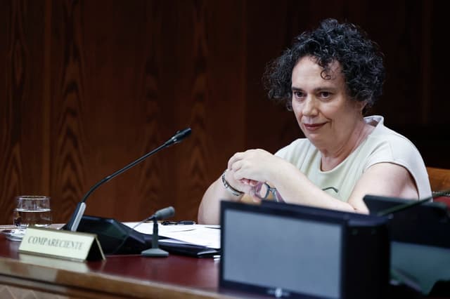 La secretaria del expresidente del gobierno José Luis Rodríguez Zapatero, Gertrudis Alcázar, al inicio de su comparecencia en la comisión de investigación del Senado sobre la gestión de la Sociedad Estatal de Participaciones Industriales (SEPI) este lunes. (EFE/ Sergio Pérez)