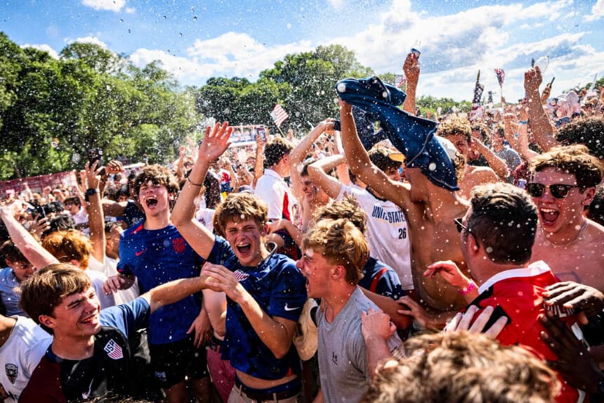 Los aficionados al fútbol de Estados Unidos celebran su victoria tras el partido del Grupo D de la Copa Mundial de la FIFA 2026 entre Estados Unidos y Australia en la Zona de Aficionados de la FIFA, situada en el National Mall de Washington, el 19 de junio de 2026. La Zona de Aficionados de la Copa Mundial de la FIFA 2026 se ha instalado como parte de la celebración del 250.º aniversario de Estados Unidos y acogerá partidos diarios a pocas manzanas del Capitolio de Estados Unidos. (Al Drago/Getty Images).
