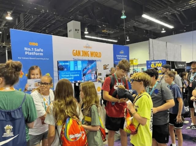 Familias, adolescentes y creadores de contenido se reunieron en el stand de Gan Jing World y se registraron para convertirse en #BeKindBeCool Kindness Star durante VidCon 2026, celebrado en el Anaheim Convention Center en Anaheim, California, del 25 al 27 de junio de 2026. (Cortesía de Gan Jing Worl)