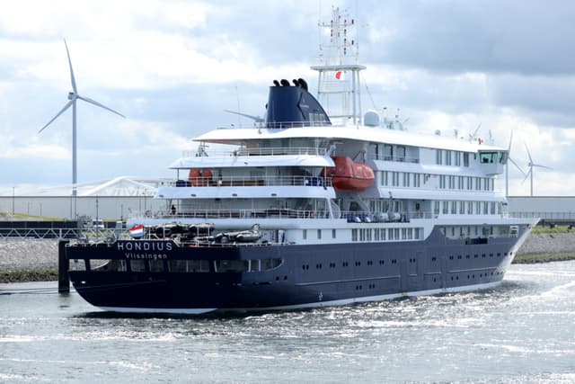 El crucero MV Hondius atraca en el puerto de Rotterdam para ser desinfectado tras el reciente brote de hantavirus, el 18 de mayo de 2026 en Rotterdam, Países Bajos. (Omar Havana/Getty Images)