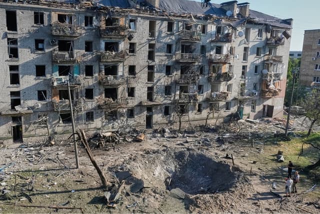 Las personas observan el lugar donde un misil ruso impactó en un edificio residencial en Kiev, Ucrania, el 2 de julio de 2026. (Efrem Lukatsky/ AP Photo)