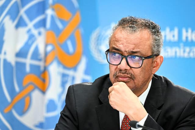 El director general de la Organización Mundial de la Salud (OMS), Tedros Adhanom Ghebreyesus, asiste a una rueda de prensa con motivo del 75.º aniversario de la Organización Mundial de la Salud en Ginebra, el 6 de abril de 2023. (Fabrice Coffrini/AFP vía Getty Images).