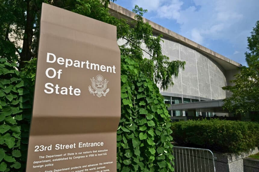 Un cartel en el exterior del Departamento de Estado en Washington el 11 de julio de 2025. (Saule Loeb/AFP vía Getty Images).