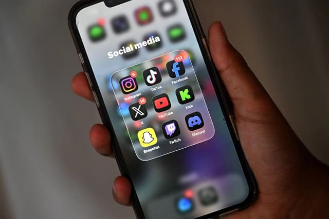 Un niño de 13 años posa en su casa mientras revisa las redes sociales en su celular en Sídney, Australia, el 8 de diciembre de 2025. Saeed Khan/AFP vía Getty Images