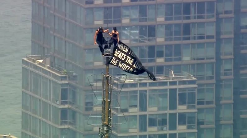 Pareja enfrenta cargos por delitos graves tras escalar el Empire State para una propuesta de matrimonio