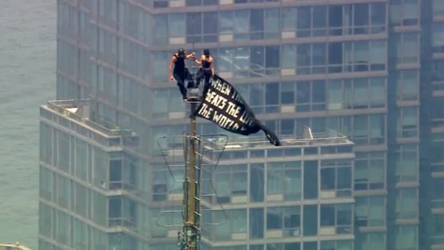 Pareja enfrenta cargos por delitos graves tras escalar el Empire State para una propuesta de matrimonio