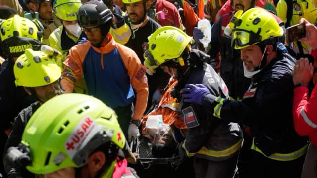Rescatan vivo a guardia venezolano tras 8 días bajo los escombros por los terremotos
