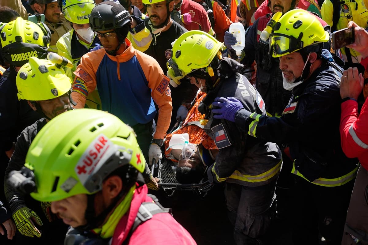 Rescatan vivo a guardia venezolano tras 8 días bajo los escombros por los terremotos