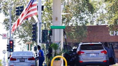 La caída del petróleo da un respiro a los automovilistas antes del 4 de julio