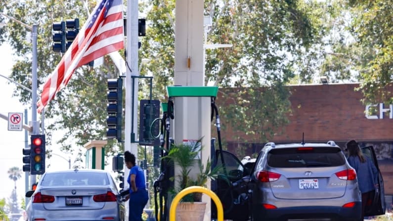 La caída del petróleo da un respiro a los automovilistas antes del 4 de julio