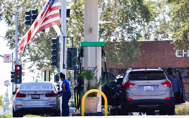 Una bandera estadounidense ondea en una gasolinera en Arcadia, California, el 11 de mayo de 2026. (Mario Tama/Getty Images)