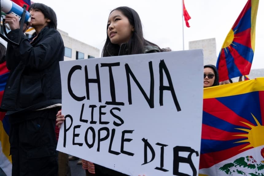 Manifestantes participan en una marcha para conmemorar el fallido levantamiento tibetano de 1959 contra el dominio chino, frente a la embajada china en Washington, el 10 de marzo de 2023. (Foto AP/José Luis Magana)