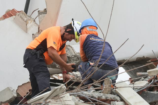 Rescatistas participan en el operativo de búsqueda de un menor de 9 años tras los terremotos en Venezuela, este viernes en Caraballeda, La Guaira (EFE/ Miguel Gutiérrez)