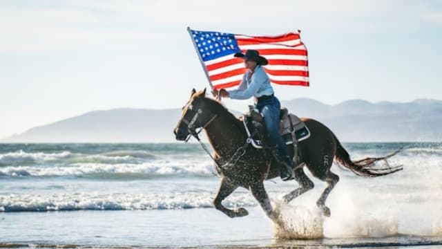 La promesa inconclusa de la independencia: Banderas, libertad y la ilusión de la liberación