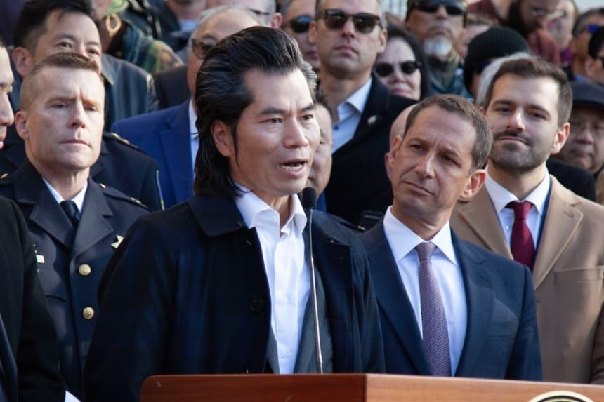 El presidente de la Cámara de Comercio China, Donald Luu, pronuncia un discurso en la toma de posesión del supervisor del Distrito 4 de San Francisco el 1 de diciembre de 2025. (Lear Zhou/The Epoch Times)