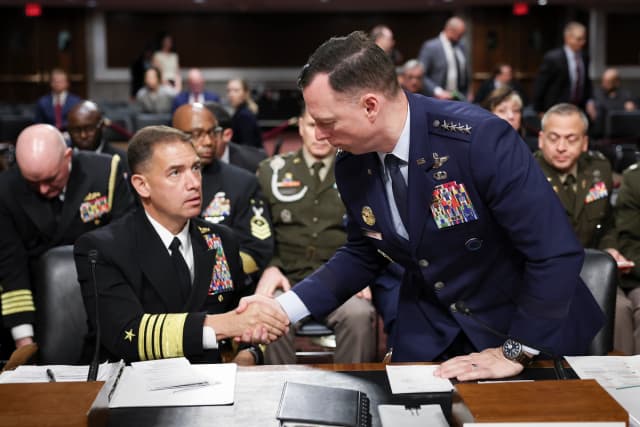 El comandante del Comando de Estados Unidos para África (AFRICOM), el general de la Fuerza Aérea Dagvin Anderson (derecha), se da la mano con el comandante del Comando Central de Estados Unidos (CENTCOM), el almirante de la Armada Brad Cooper (izquierda), en el Capitolio de Washington, el 14 de mayo de 2026. (Win McNamee/Getty Images)