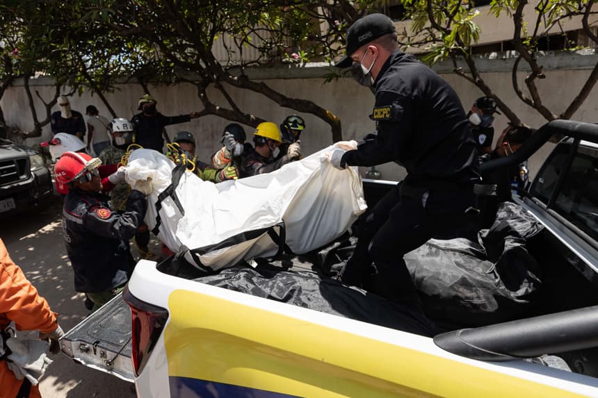 Rescatistas recuperan un cuerpo este miércoles, en La Guaira (EFE/ Ronald Peña R)