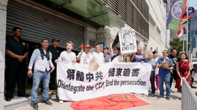 Activistas chinos llevan ataúd simbólico al consulado de NY en el aniversario del PCCh