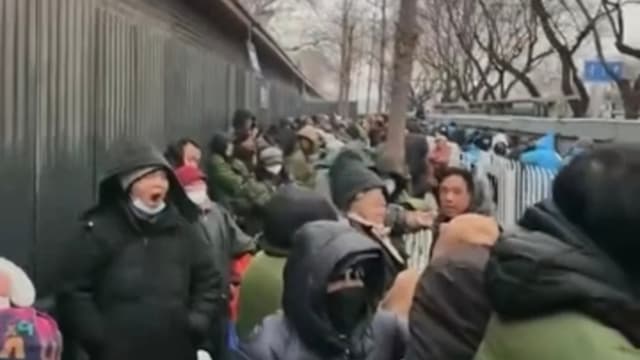 En Oficina de Peticiones de China, personas con quejas descubren que hasta el lugar en la fila se puede comprar