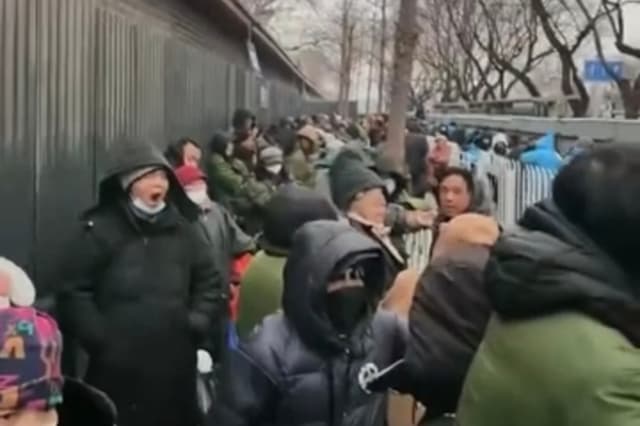 Un gran número de peticionarios de toda China se reúne cerca de la Oficina Nacional de Peticiones en Beijing el 4 de marzo de 2026. (Cortesía de un peticionario chino)