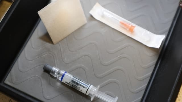 Acusan de homicidio a mujer cuyos hijos fallecieron tras recibir vacunas