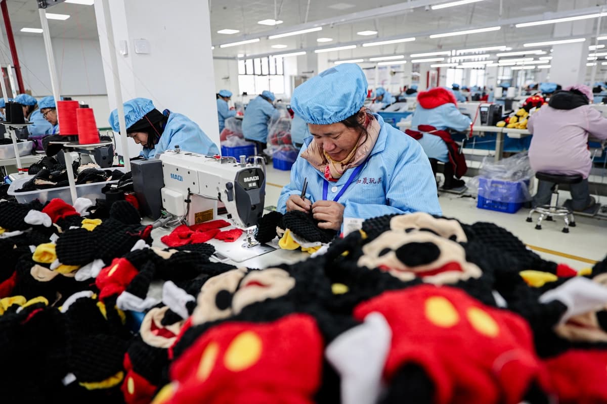 Empleados trabajan en una línea de producción de muñecas en una fábrica de juguetes en Lianyungang, en el este de la provincia de Jiangsu, China, el 13 de marzo de 2024. (STR/AFP vía Getty Images)