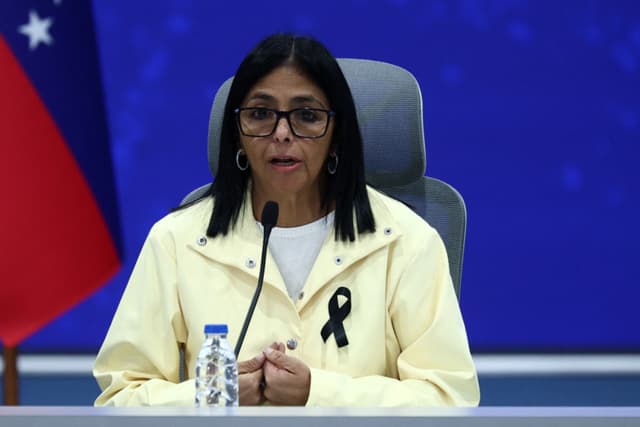 La presidenta interina de Venezuela, Delcy Rodríguez, habla durante una conferencia de prensa en la Base Aérea Generalísimo Francisco de Miranda en Caracas el 2 de julio de 2026. (Lucas AGUAYO / AFP via Getty Images)