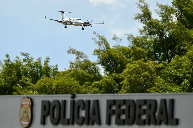 Un avión de la Policía Federal aterriza en el Aeropuerto Internacional Juscelino Kubitschek de Brasilia, el 27 de diciembre de 2025. (Evaristo Sa/AFP vía Getty Images)