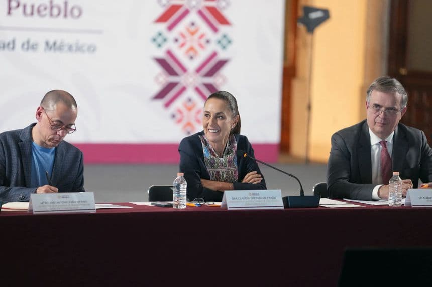 Fotografía cedida por la Presidencia de México de su mandataria Claudia Sheinbaum (C), el secretario de Economía Marcelo Ebrard (Dcha.), y el titular de la Agencia Digital, José Antonio Peña Merino (Izq.), durante una reunión con empresarios en el Palacio Nacional este jueves, en Ciudad de México, México. (EFE/ Presidencia de México)