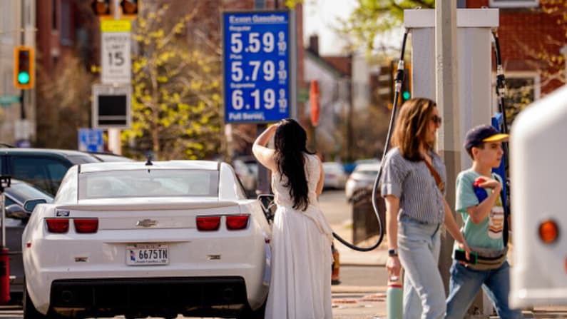 Dpto. de Justicia pide a los estados investigar a petroleras por altos precios de la gasolina