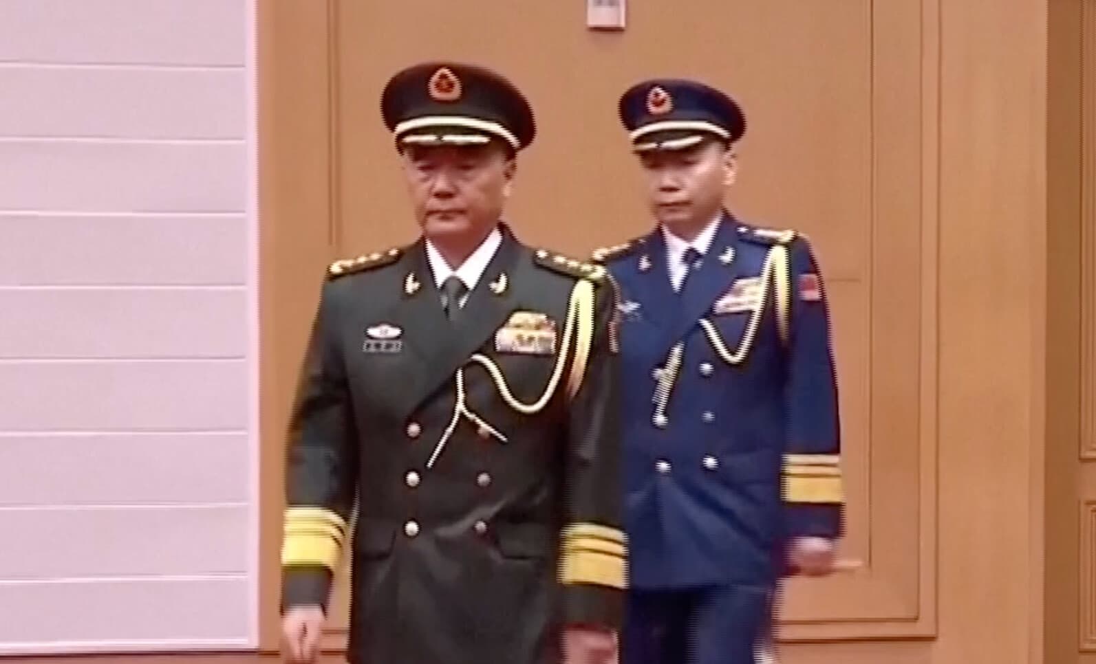 Zhang Shuguang, secretario de la comisión de inspección disciplinaria, y Wang Gang, comandante de la Fuerza Aérea del Ejército Popular de Liberación, participan en una ceremonia de ascenso general en Pekín el 3 de julio de 2026. (CCTV vía Reuters/Captura de pantalla vía The Epoch Times).