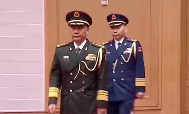 Zhang Shuguang, secretario de la comisión de inspección disciplinaria, y Wang Gang, comandante de la Fuerza Aérea del Ejército Popular de Liberación, participan en una ceremonia de ascenso general en Pekín el 3 de julio de 2026. (CCTV vía Reuters/Captura de pantalla vía The Epoch Times).